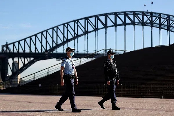 CHP_Export_253271684_Police-officers-wearing-face-masks-patrol-in-front-of-the-Harbour-Bridge-in-Syd.webp.jpg,0