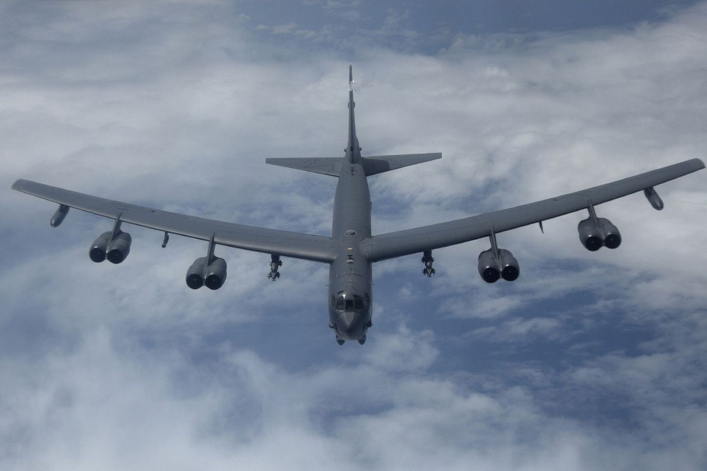 2018年9月下旬，美国空军B-52轰炸机飞入中国东海防空识别区。但到2020年，美军已把战略资源撤出第一岛链，类似的行动已不多见。这让东京感到周边美国防卫的相对空虚。（图源：飞扬军事论坛）