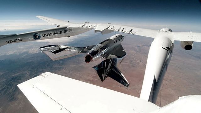 维珍银河团结号在新墨西哥州美国太空港附近上空从“母舰”释放自力飞行（22/5/2021）