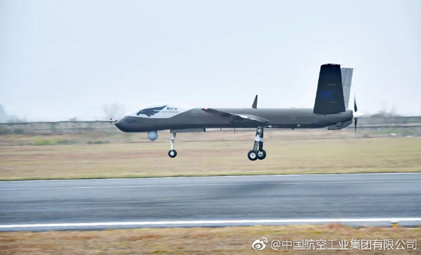 2018年12月23日，中国首款全复材多用途无人机“翼龙”I-D无人机在中国西部某机场成功首飞。（微博@中国航空工业集团有限公司）