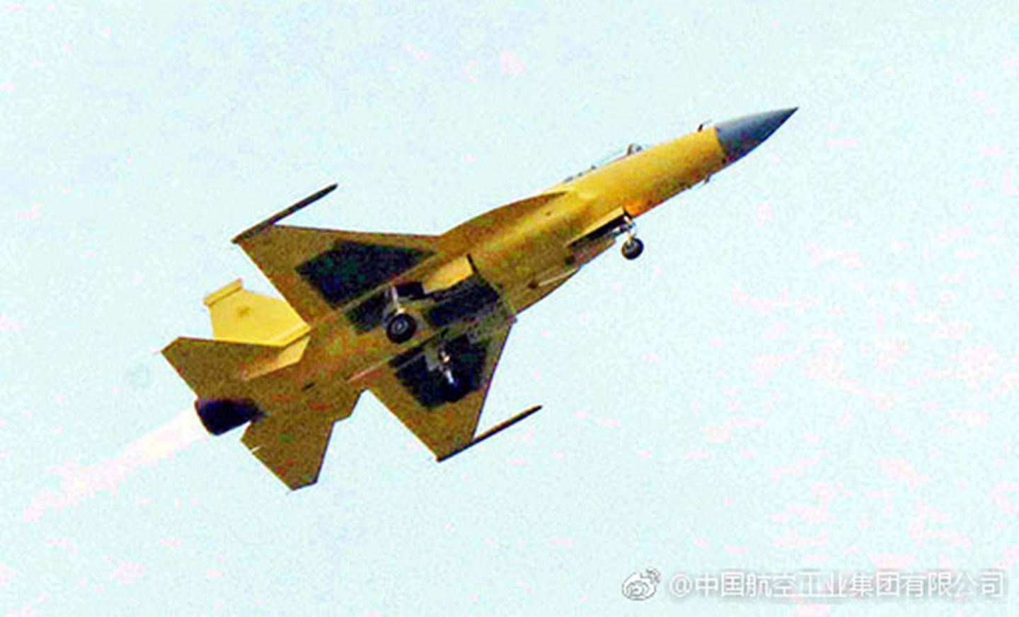 2018年10月18日，由中国航空工业长飞大修的首架“枭龙”飞机试飞成功。（微博@中国航空工业集团有限公司）