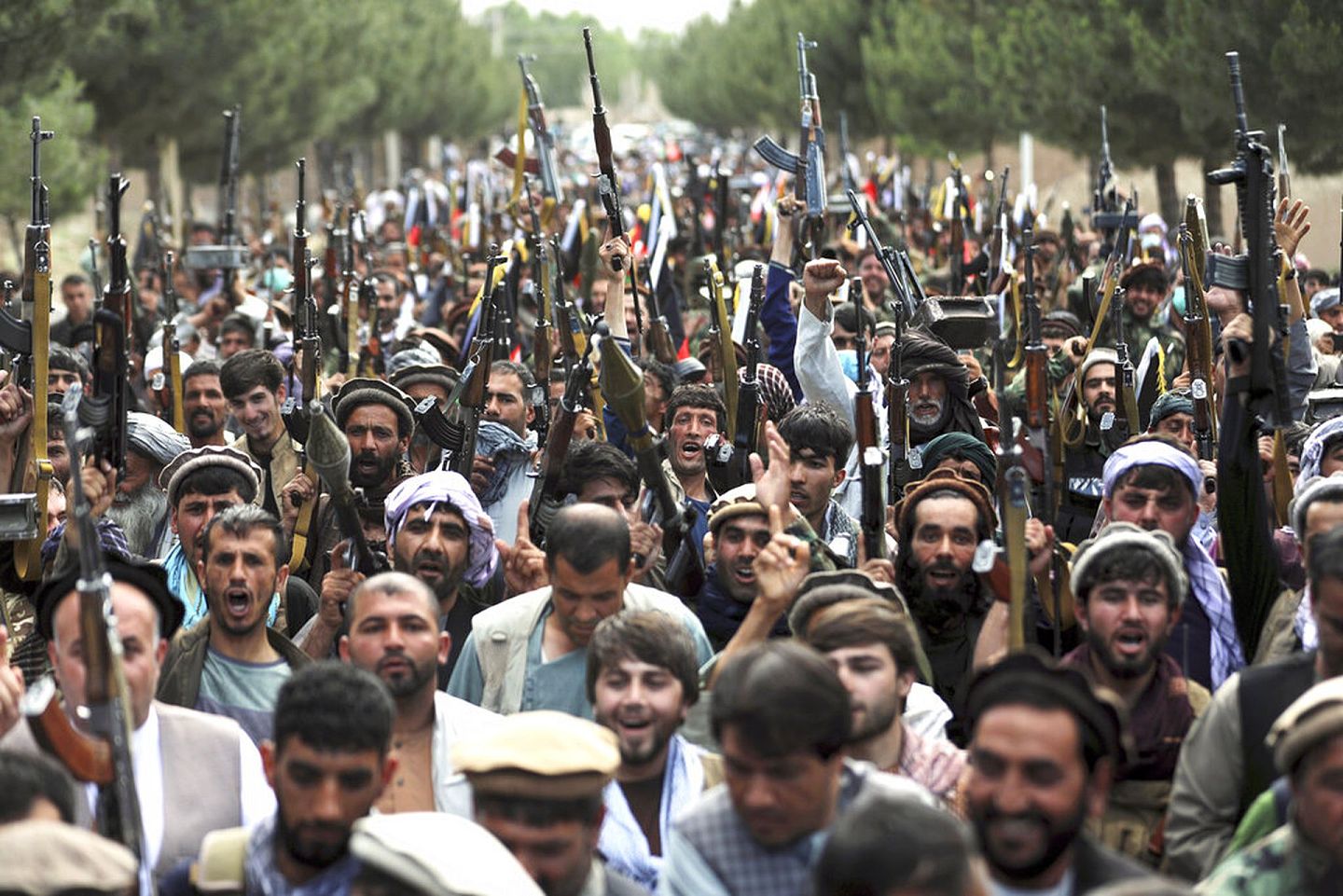 阿富汗多地爆发战斗，图为阿富汗武装分子举枪。（AP）
