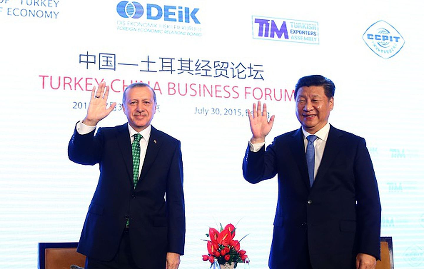 2015年7月30日，中国国家主席习近平（右）与到访的土耳其总统埃尔多安（左）共同出席在北京举行的中土经贸论坛。（Getty）
