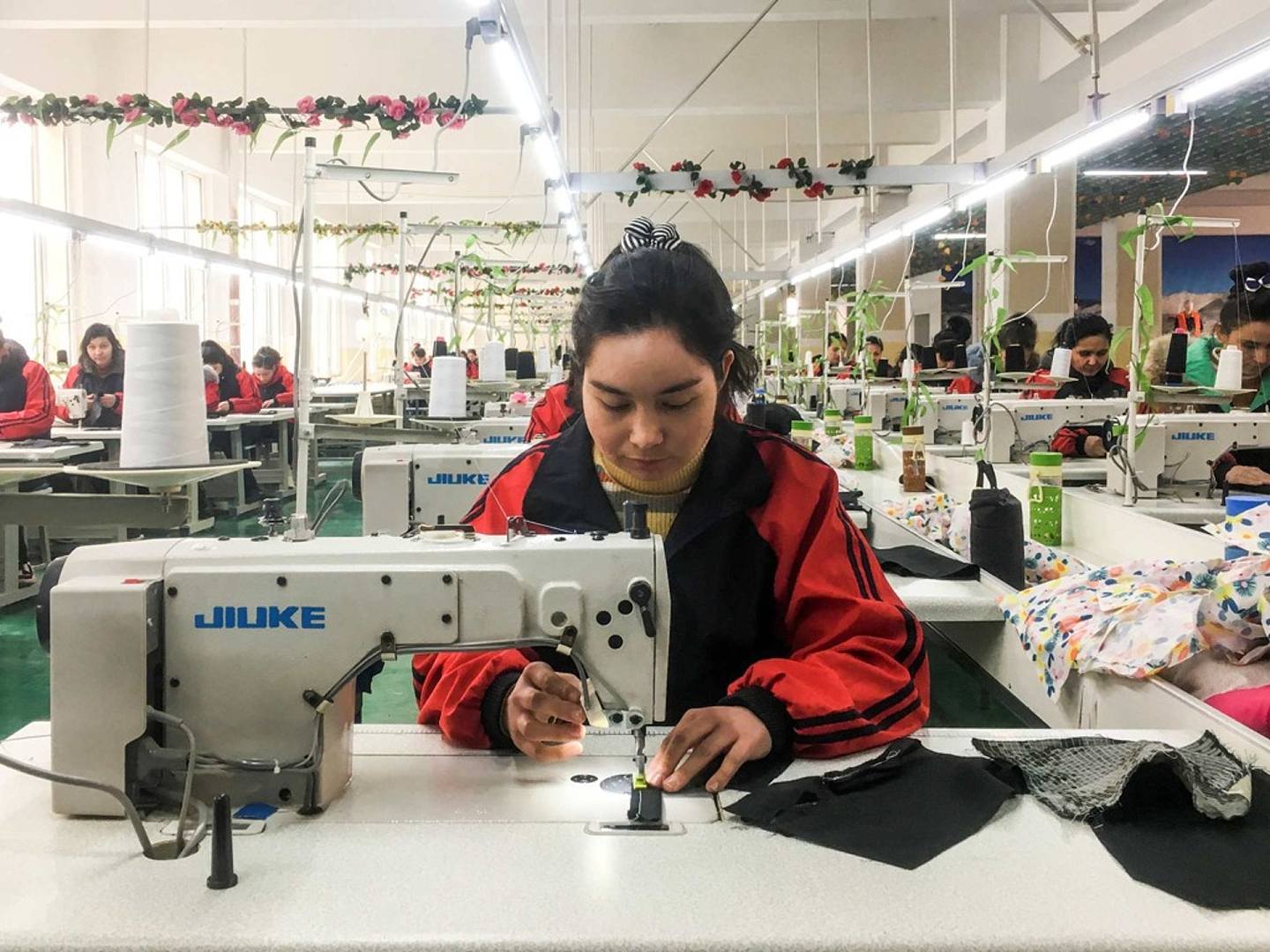 位于新疆喀什市的职业技能教育培训中心内设有服装加工厂。（Reuters）