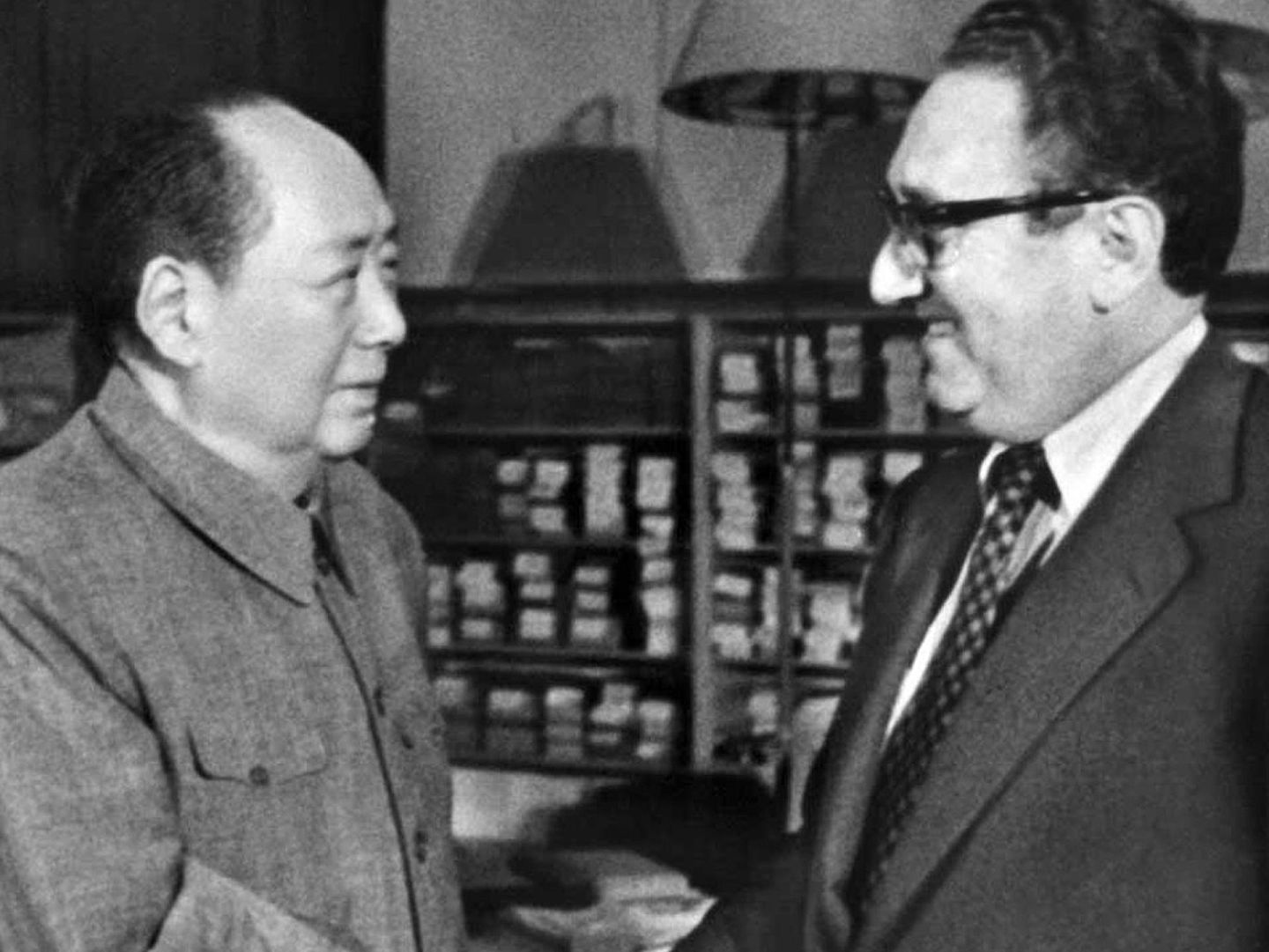 时任美国总统国家安全事务助理基辛格1971年7月曾秘密访华。图为1973年11月，毛泽东会见基辛格。（VCG）