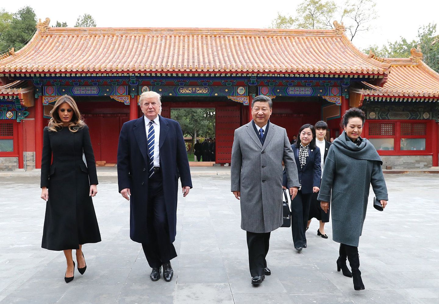 2017年11月8日，中国国家主席习近平夫妇及特朗普夫妇在北京故宫博物院。（新华社）