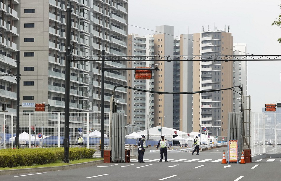 当地时间2021年7月13日，日本东京，警察在奥运村入口处执勤。