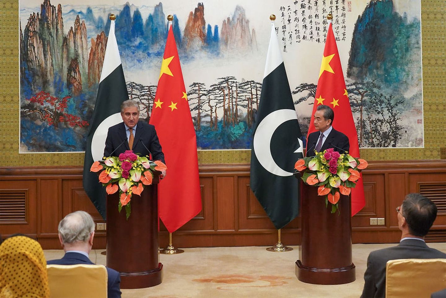 近年来中巴合作密切。巴基斯坦外长库雷希（Shah Qureshi）5月15日与中国国务委员兼外长王毅（右）通电话。图为2019年3月19日，两人在北京钓鱼台国宾馆会面后共同出席记者会。（Getty）