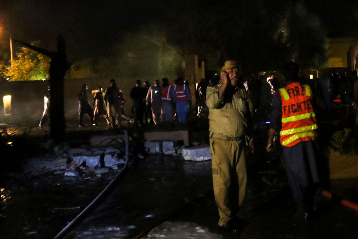 巴基斯坦怀疑自杀式炸弹袭击：图为4月21日爆炸发生后，接报到去的救援人员众集，准备前往寻找伤者。巴基斯坦俾路支省首府奎达一家5星级酒店外停车场4月21日发生怀疑自杀式炸弹袭击。（Reuters）