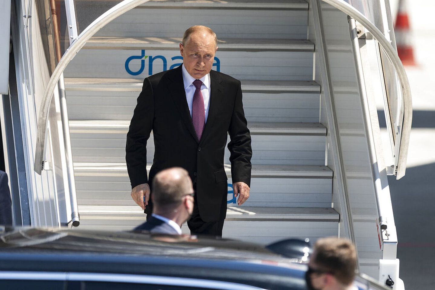 俄罗斯总统普京6月16日抵达日内瓦，他正走下飞机。（AP）
