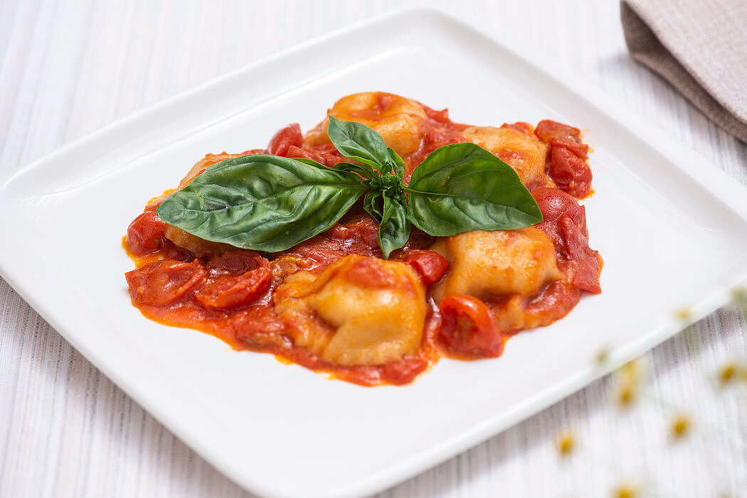 该餐厅的特色菜是卡普里意式饺，这种奶酪馅的意大利面加入了本地种植的番茄和罗勒。