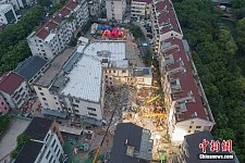 苏州坍塌酒店主辅楼连接墙体3年前已出现裂缝（组图）