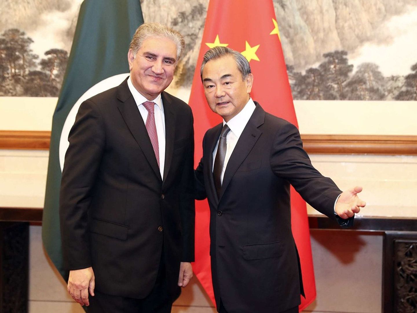 2019年8月9日，中国外长王毅会晤巴基斯坦外长库雷希（左）承诺继续坚定支持巴方维护自身的正当权益。（新华社）