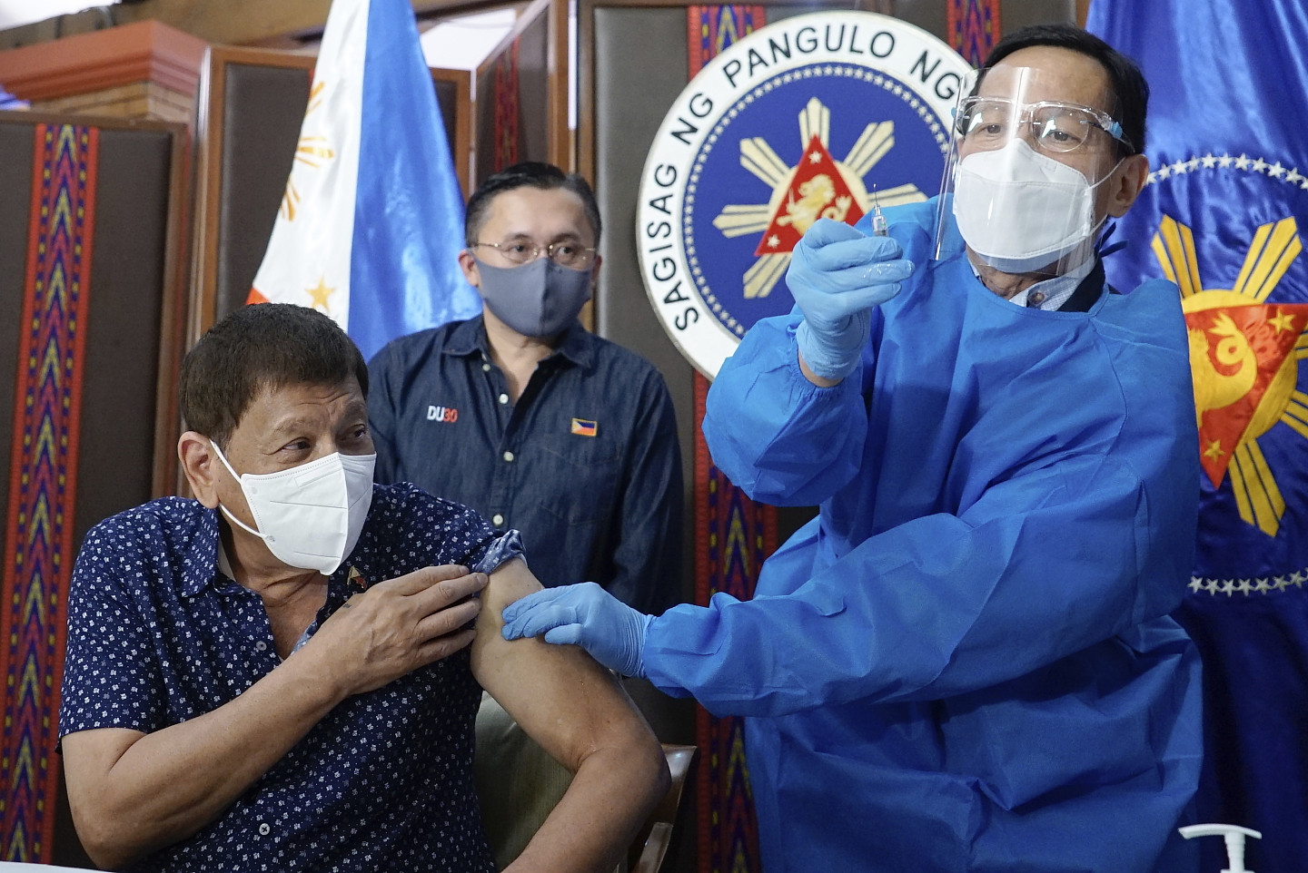 ▲▼菲律宾总统杜特蒂接种第2剂国药疫苗。 （图／达志影像／美联社）