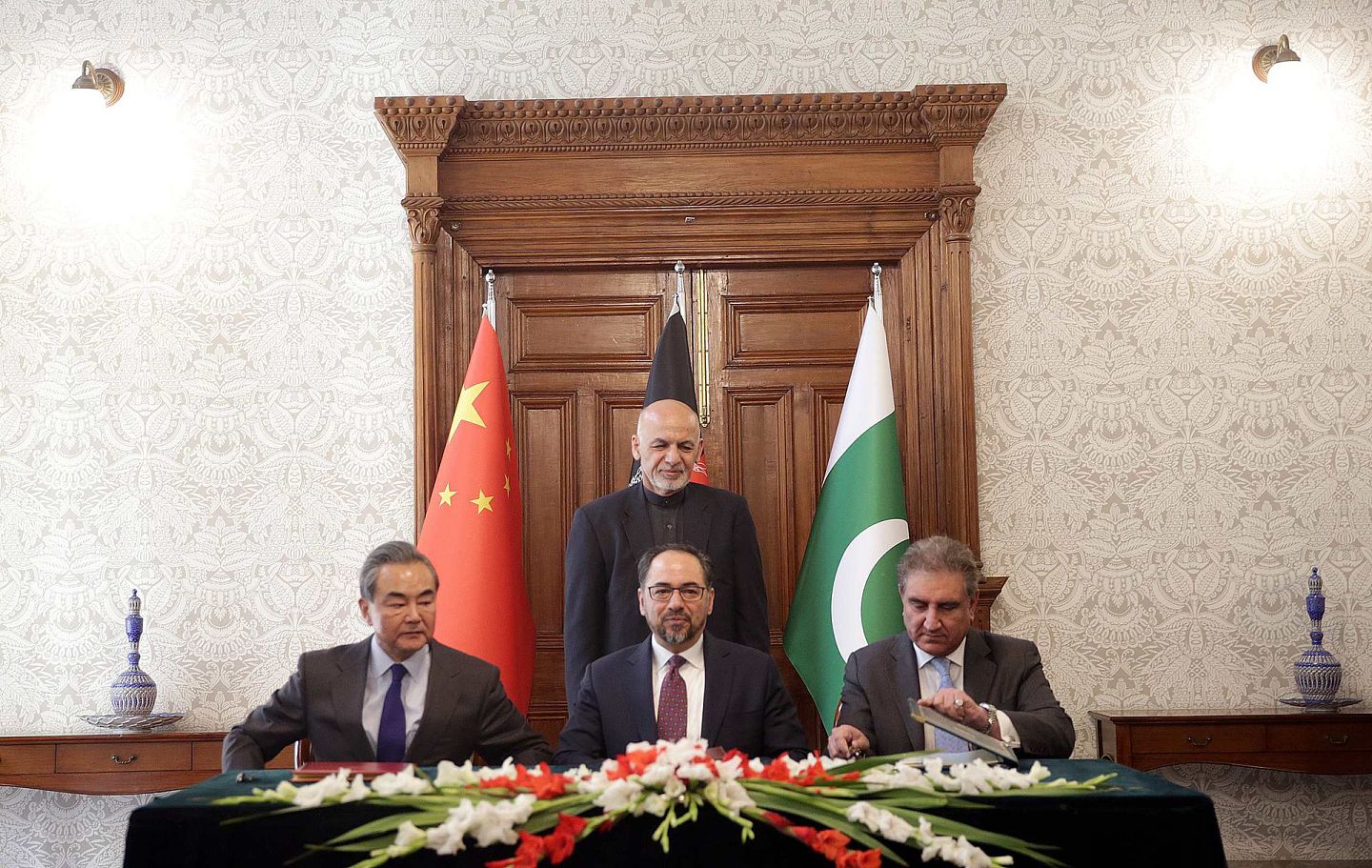 王毅此次访问阿富汗重点是参加在喀布尔举行的第二次中国-阿富汗-巴基斯坦三方外长对话。（AP）
