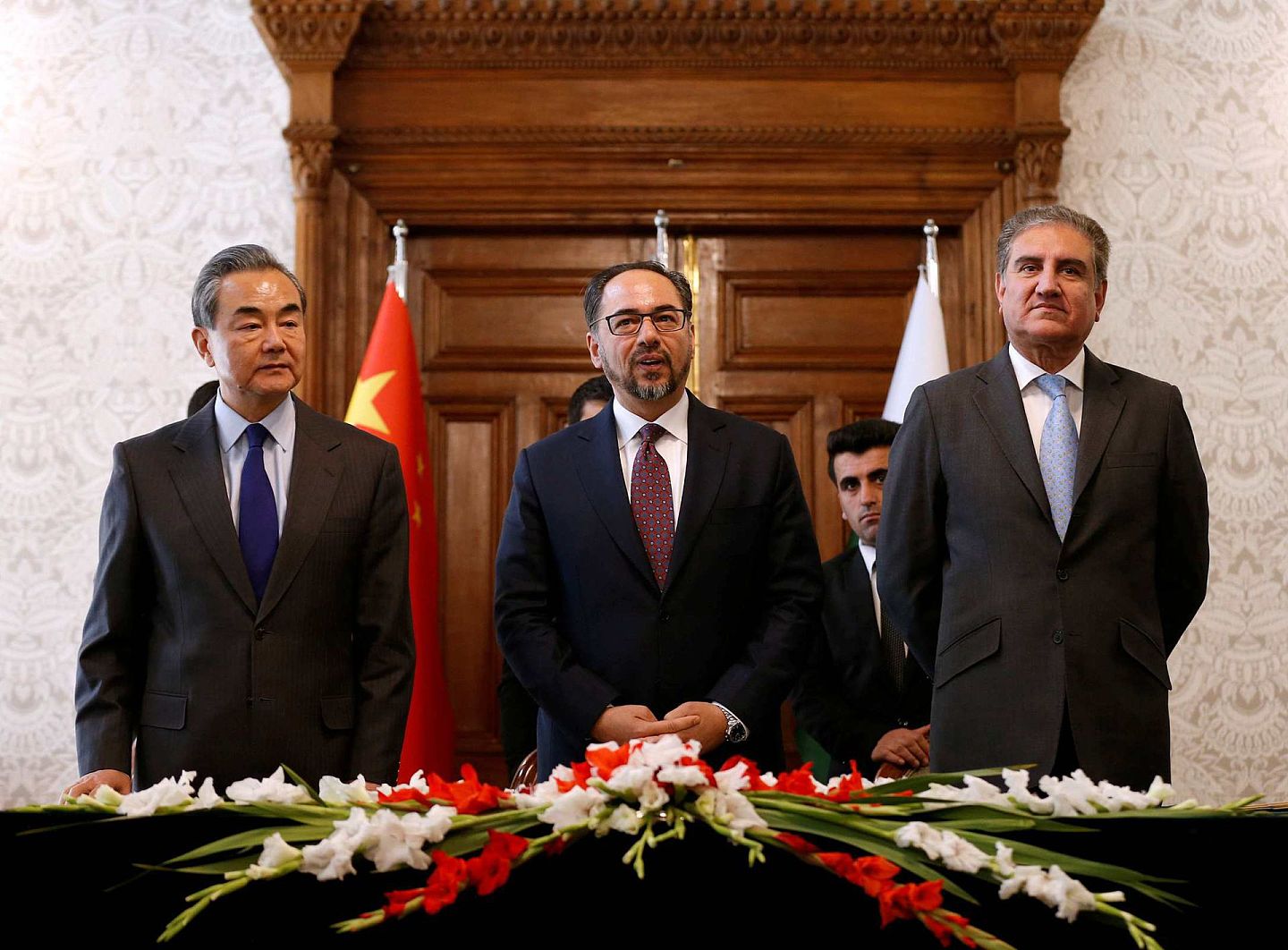 2018年12月15日，中国外长王毅（左）出访阿富汗，签署打击恐怖组织“东伊运”重要协定。（Reuters）