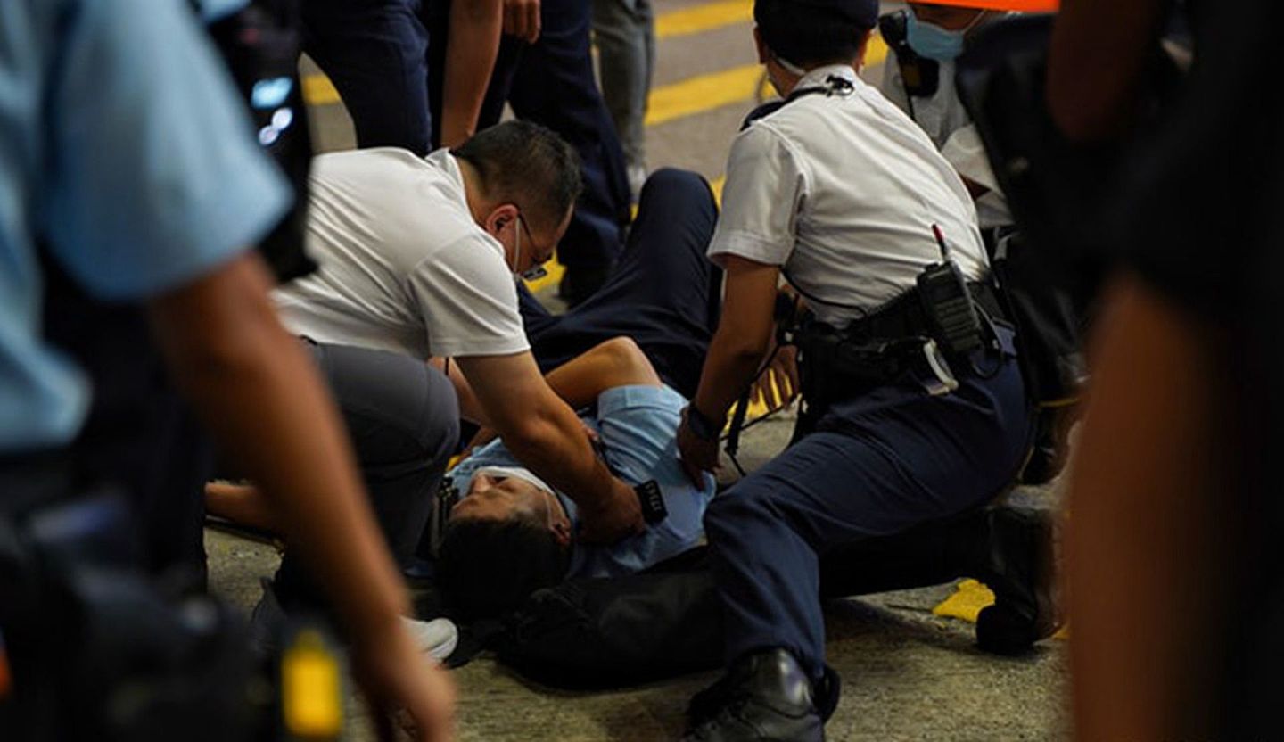 受伤警员伤口达10厘米，伤及肺部。（香港01）