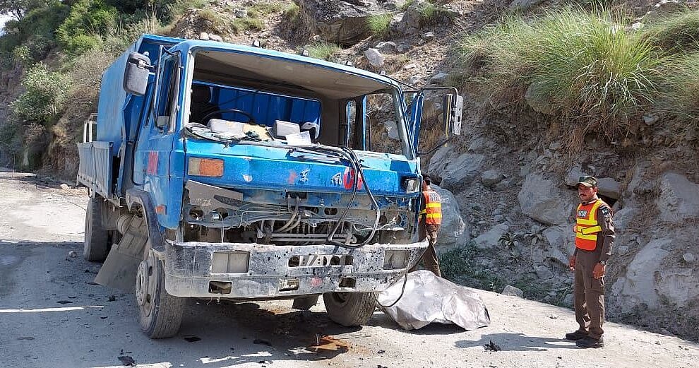 周三在巴基斯坦科希斯坦，一辆载有中国工程师的大巴在爆炸后坠入峡谷。