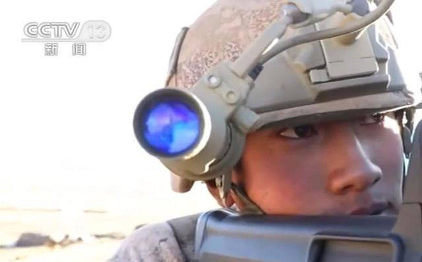 解放军“单兵信息系统”的最突出特征是头盔处安装的“多功能单目镜”。（中国中央电视台截图）