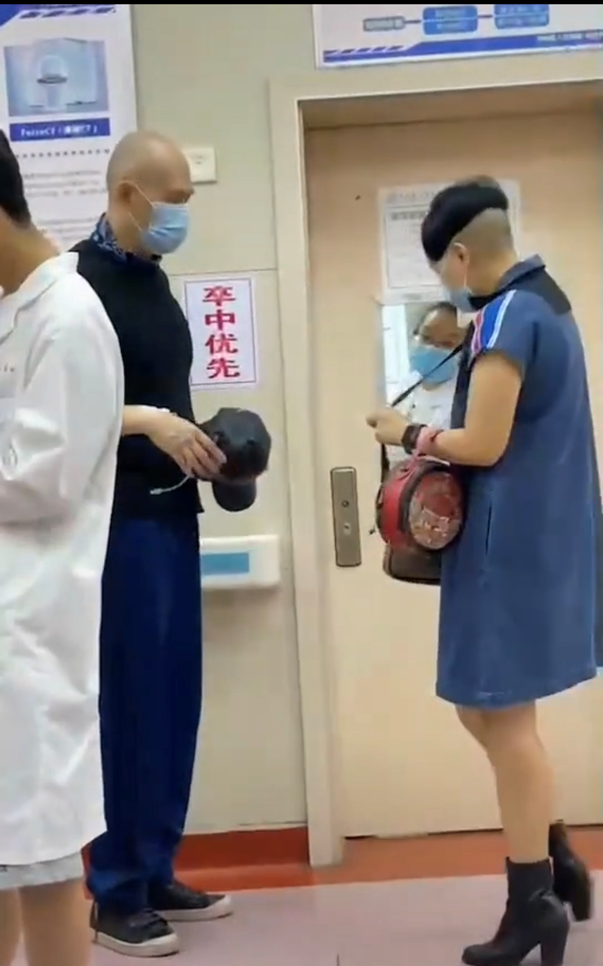 59岁徐锦江现身医院，手背扎留置针走路不稳，健康状况引人担忧