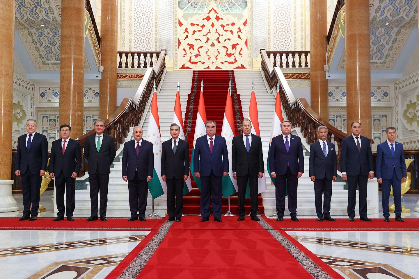 7月14日早些时候，中俄印等国外长在塔吉克斯坦出席上合组织外长会议，图为大合影。（Twitter@MID_RF）
（Twitter@@MID_RF）