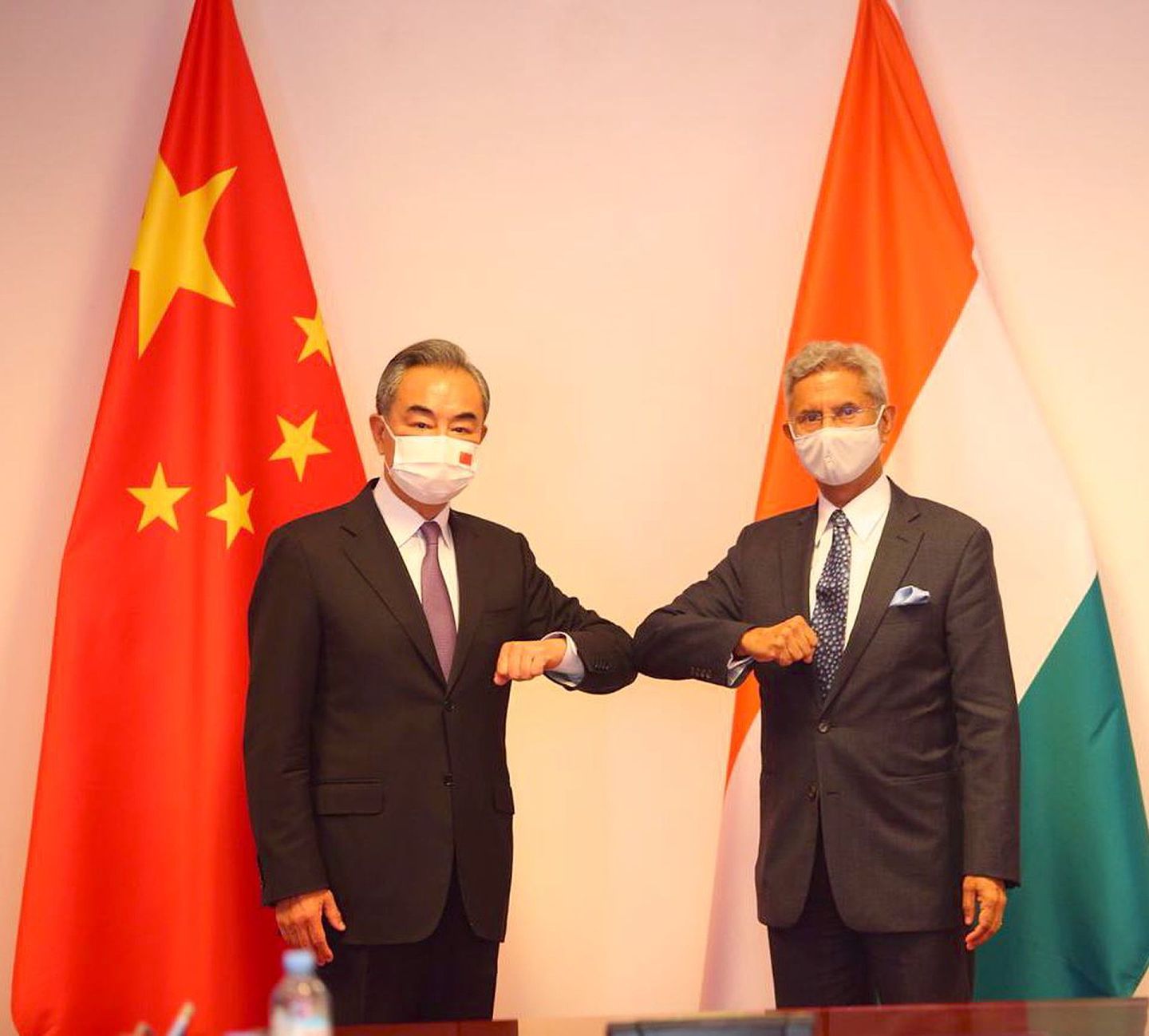 王毅（左）和苏杰生（右）7月14日在塔吉克斯坦杜尚别举行双边会晤，探讨中印边境问题。（Twitter@Dr. S. Jaishankar）