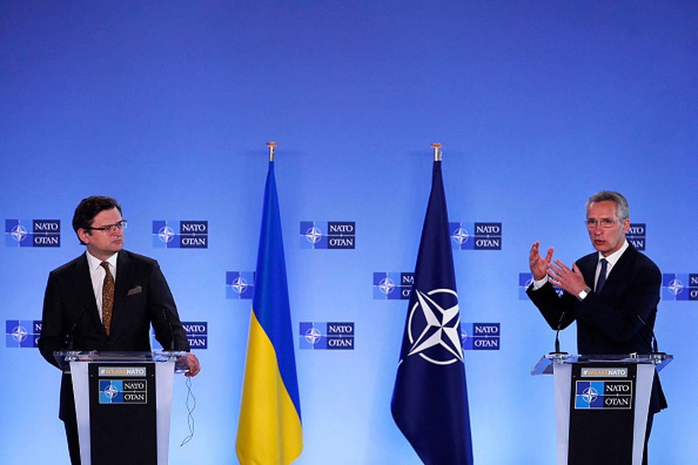 乌克兰寻求加入北约。图为北约秘书长（右）与到访的乌克兰外长（左）在会晤后共同出席新闻发布会。（Gettys）