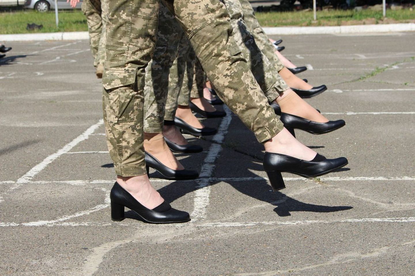 多张照片显示，乌克兰女兵都穿着高跟鞋进行踢正步练习。（乌克兰国防部）