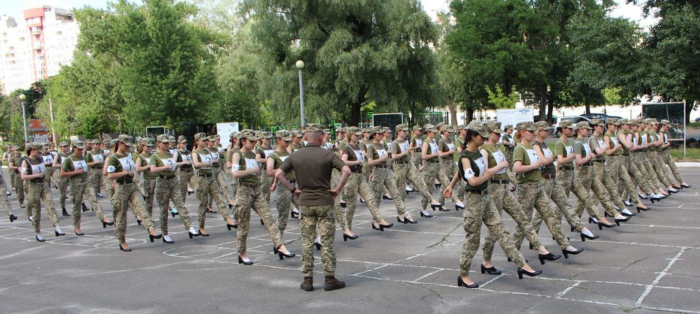 乌克兰女兵穿着高跟鞋练习踢正步。（乌克兰国防部）