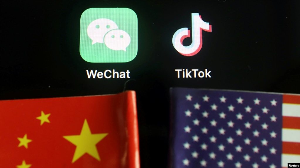 资料照片：美中国旗与TikTok和微信的应用软件