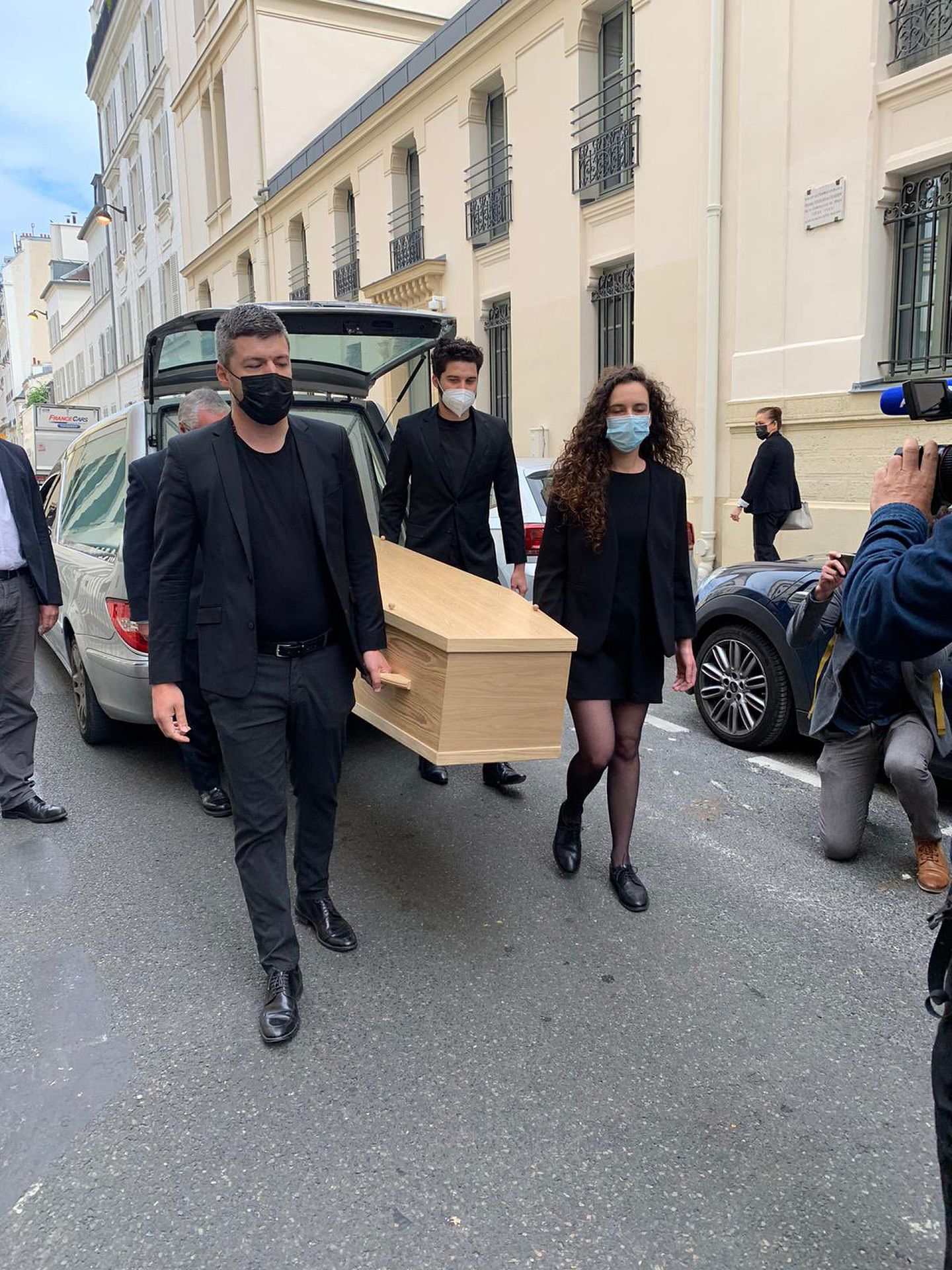 2021年6月25日，“无国界记者”组织将棺材抬到位于巴黎的中国驻法国大使馆前。（Twitter@RSF）