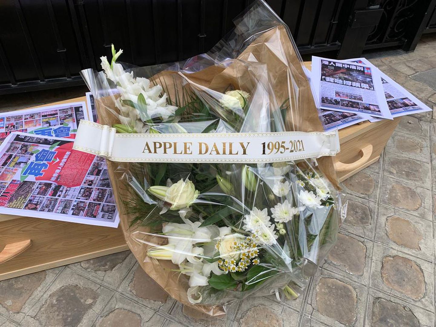 “无国界记者”组织用鲜花纪念香港《苹果日报》。（Twitter@Christophe Deloire）