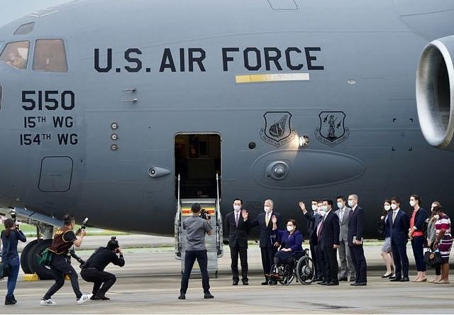 今年6月6日，三名美国参议员乘坐美国空军一架运输机抵达台湾作短暂访问。该次访问被形容是台美断交以来，美国军机最高姿态进出台湾