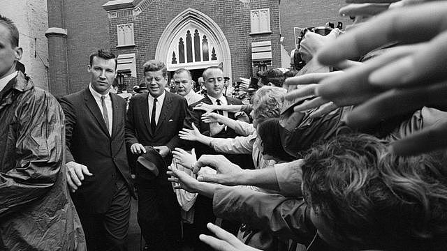 这是约翰·肯尼迪总统1962年到教堂参加礼拜。他是美国历史上第一位信仰天主教的总统。