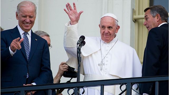 2015年，教宗方济各访问美国时，拜登是接待的美国领导人之一。