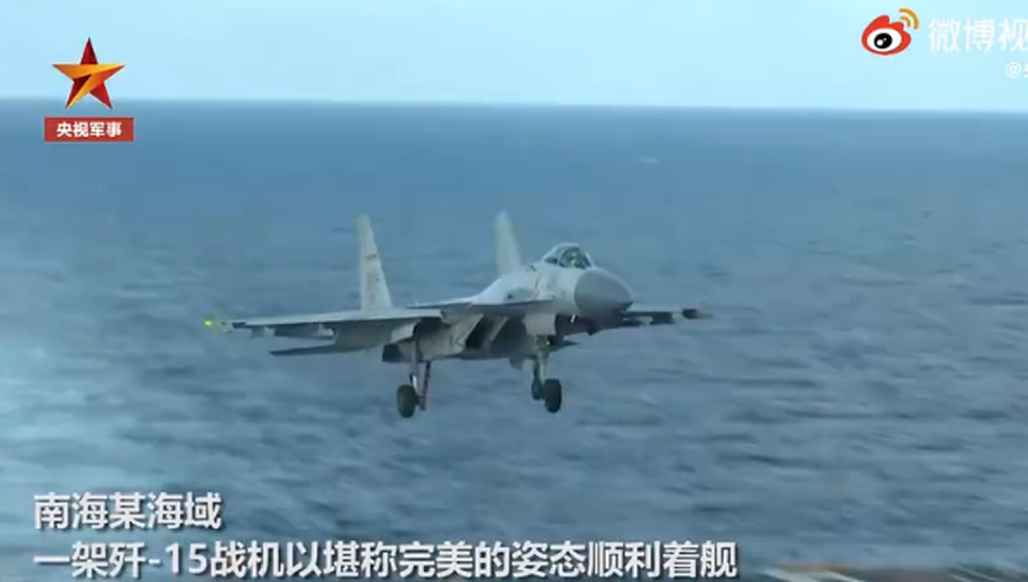 歼-15战机在南海海域飞行画面。（中国央视截图）