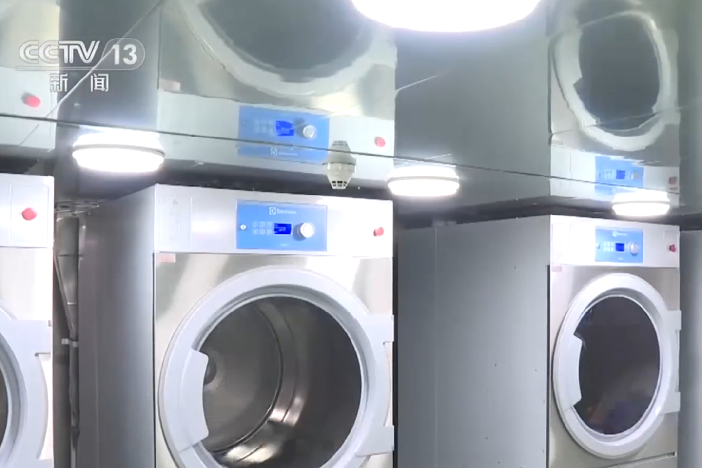 图为山东舰内部摆放的洗衣机。（中国央视视频截图）