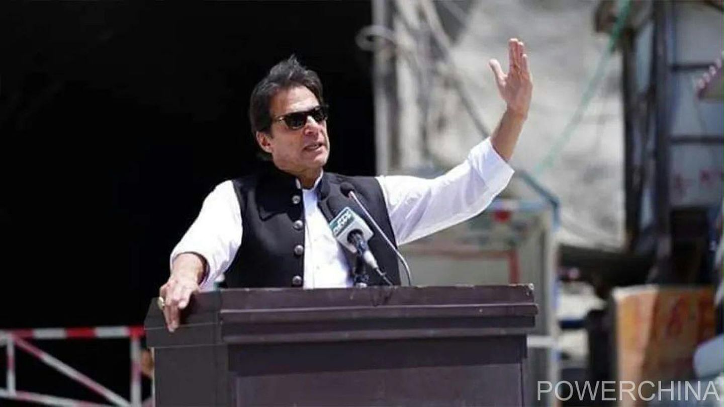 2021年6月18日，巴基斯坦总理伊姆兰·汗（Imran Khan）参观达苏水电站项目现场，并在大坝进水隧洞口发表讲话。（中国电力建设集团有限公司）
