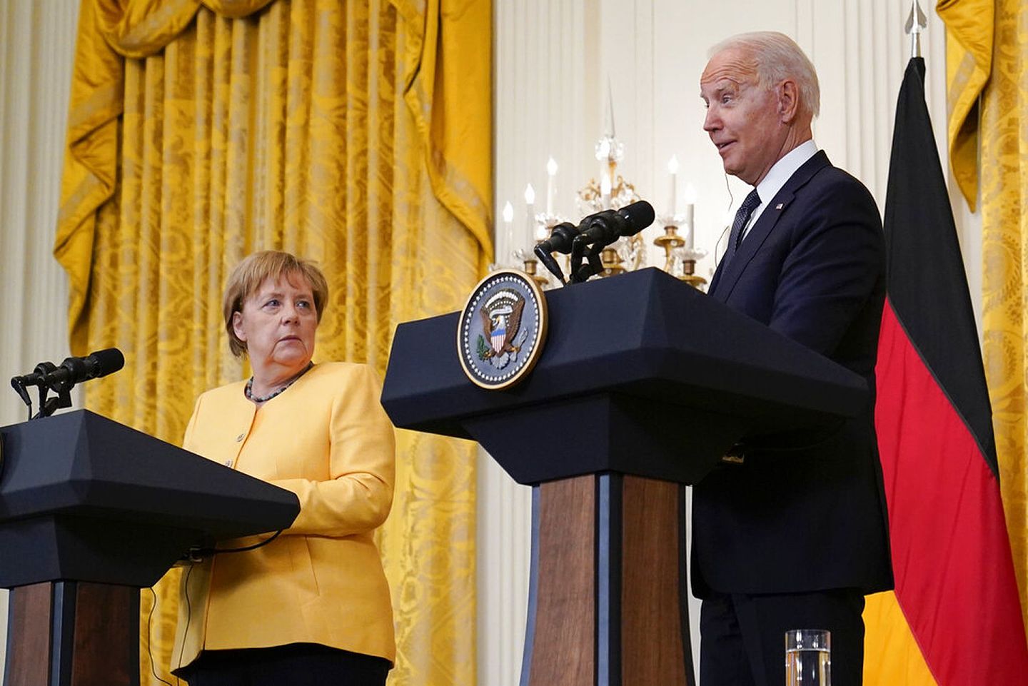 2021年7月15日，美国总统拜登（右）和德国总理默克尔（左）在华盛顿白宫东厅举行的新闻发布会上发表讲话。（AP）