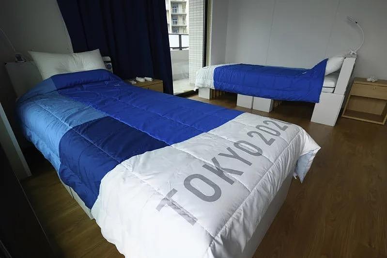 东奥本次选手住房的床架是以厚纸板制成，且无法承受两人重量，主要是为了避免「人与人连结」。 （美联社）