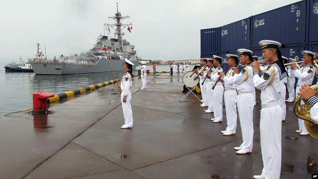 资料照片：美国“本福德”号导弹驱逐舰抵达青岛港口，中国军乐队奏乐欢迎。（2016年8月8日）