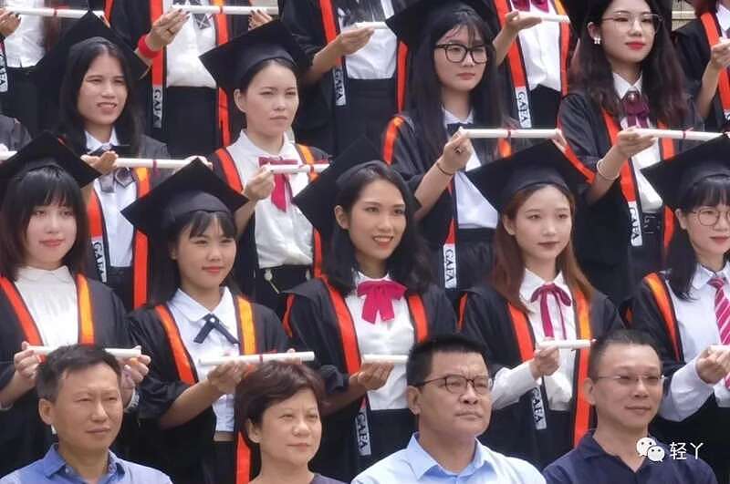 中国九大美院学士服美上了热搜，谁家学士服最惊艳（组图） - 14