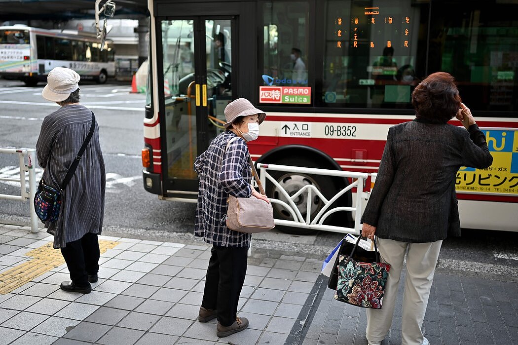东京的公交车站。经济学家指出，日本人口老龄化是需求减弱的原因之一。