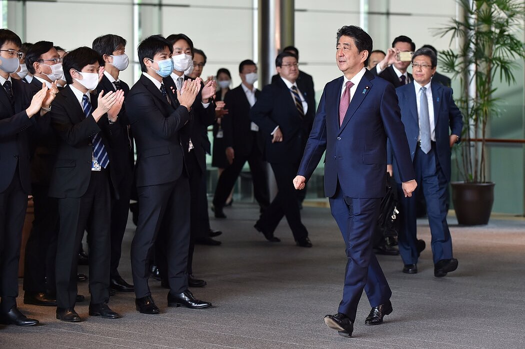 前首相安倍晋三去年离开他在东京举行的最后一次内阁会议。在安倍的带领下，日本开始以雄心勃勃的努力来解决其疲软的低通胀问题，但并未成功。