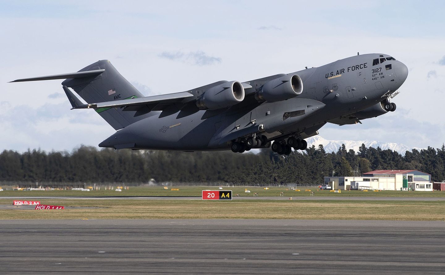 美国派出C-17“环球霸王”3型战略运输机6月6日抵台引发国际关注。有军事专家认为，美国有意用C-17向大陆展示其紧急运输能力。（AP）