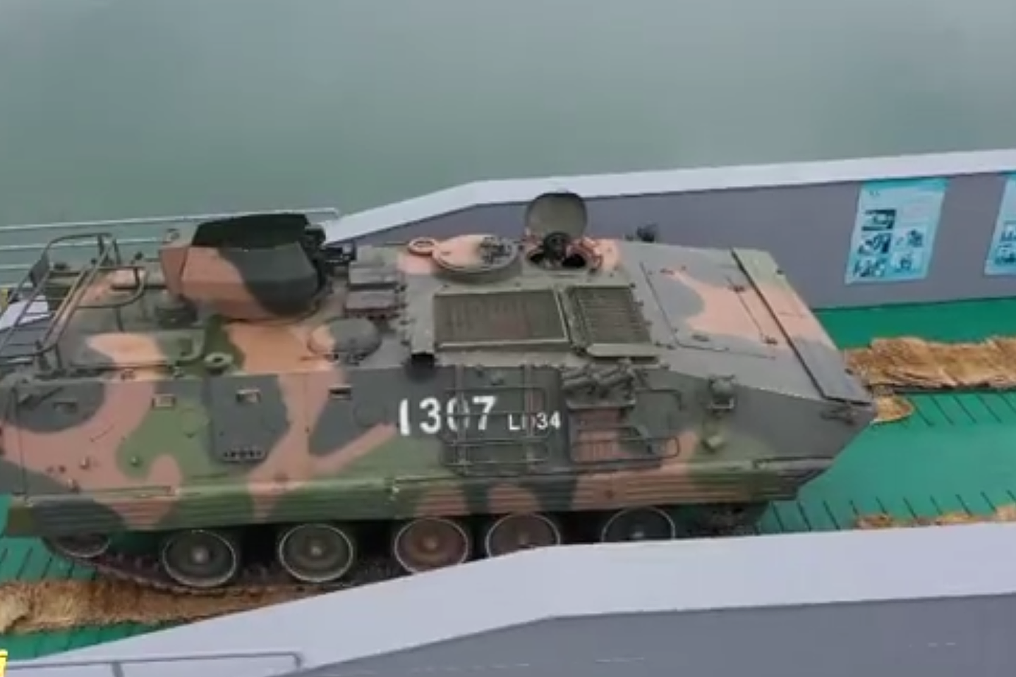 解放军东部战区两栖轮式装甲车行进。（中国央视《军事报道》节目视频截图）