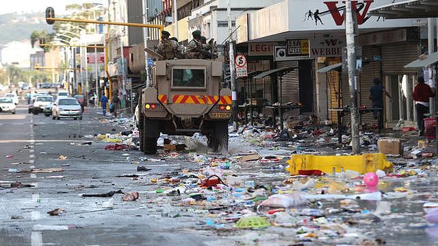 南非骚乱：已造成117人死亡；一块面包涨到近18元人民币，排队5小时就为了买一篮子生活必需品（组图） - 1