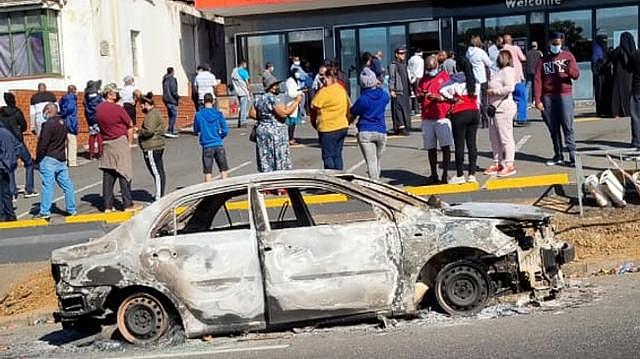 南非骚乱：已造成117人死亡；一块面包涨到近18元人民币，排队5小时就为了买一篮子生活必需品（组图） - 3