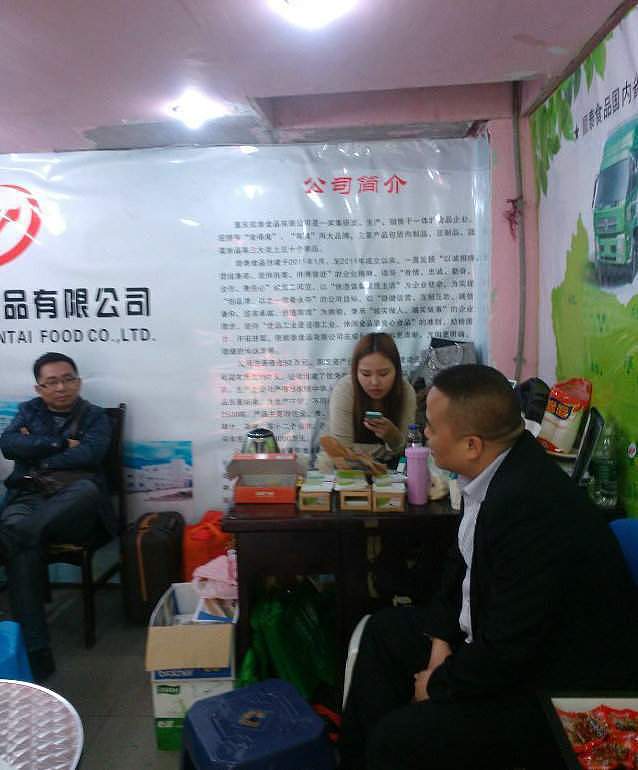 重庆2坠亡幼童生父情人曝光，知情人：她是食品公司经理（视频/组图） - 8