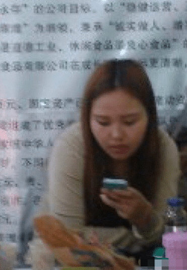 重庆2坠亡幼童生父情人曝光，知情人：她是食品公司经理（视频/组图） - 9